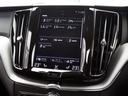 【IntelliSafe】「車間距離警告機能」「レーンアシスト」「パークアシスト」など枚挙に暇がないボルボの予防安全装備群。その作動状況はワンタッチのガイド表示により一目で確認可能です。