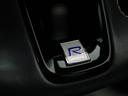 R-Design専用本革巻/シルクメタル・ステアリングホイール。