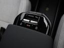 フロントシートからは、すべてのパワーウインドを操作できます。REARと書かれたボタンを押すと、フロントウインドとリアウインドの操作を切り替えることができます。