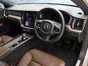 インストルメントパネルは僅かに運転席側へと傾けられているほか、余計なスイッチ類を可能な限り排し、運転に集中しやすい環境を造り出しています。