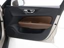 運転席ドアの全景です。キャビンを彩るすべてのものに、機能を形にした美しさが備わっています。