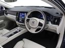 インストルメントパネルは僅かに運転席側へと傾けられているほか、余計なスイッチ類を可能な限り排し、運転に集中しやすい環境を造り出しています。