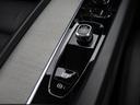 運転に配慮し、可能な限り点数を絞ったセンターコンソールの物理ボタン類。配されたのは繊細なダイヤ柄エッチングが施されたエンジンスタートノブとドライブモードスイッチ。クロームが鈍色の光を放ちます。
