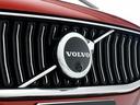 時代に合わせて変化するエンブレムデザイン。センターを斜めに大きく横切るラインと黒地に銀のアイアンマーク、これが最新ボルボのキャラクターアイコンです。エンブレムにはフロントカメラを内蔵しています。
