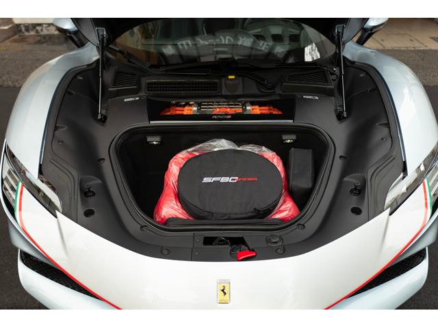 フェラーリ ＳＦ９０スパイダー ＯＰ総額１９，２６９，７００円 アセットフィオラノ スペシャルＢカラー ツートンストライプ トリコロールＰ  カーボンエクステリア カーボンインテリア 7977.0万円 令和6年(2024年) 東京都 中古車 - 価格.com