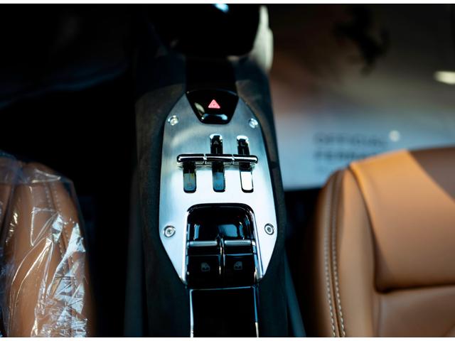 ２９６ＧＴＢ ベースグレード　Ｆ１　ＤＣＴ　左Ｈ　Ｆリフター　ＬＥＤカーボンステア　パドルシフトトリコロールカラー　ＧＲＩＧＩＯ　ＳＣＵＲＯ　／　クオイオ　ＥＬＥリヤビューミラー　ブラックフランシングホース　ダイヤモンドホイール（11枚目）