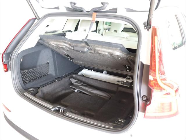 Ｖ６０ プラス　Ｂ４　２０２５年モデル　当店試乗車　ＭＨＥＶ　本革シート　Ｇｏｏｇｌｅナビ　３６０°ビューカメラ　パワーシート　シートヒーター　ステアリングヒーター　ハンズフリーテールゲート　ＬＥＤヘッドライト（18枚目）