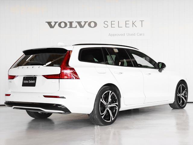 Ｖ６０ リチャジアルティメットＴ６ＡＷＤプラグインハイブリド　２０２３年モデル　ＰＨＥＶ　パノラマルーフ　純正前後ドラレコ　ナッパレザー　Ｈａｒｍａｎ／Ｋａｒｄｏｎ　クリスタルシフトノブ　Ｇｏｏｇｌｅナビ　３６０°ビューカメラ　パワーシート　シートヒーター（3枚目）