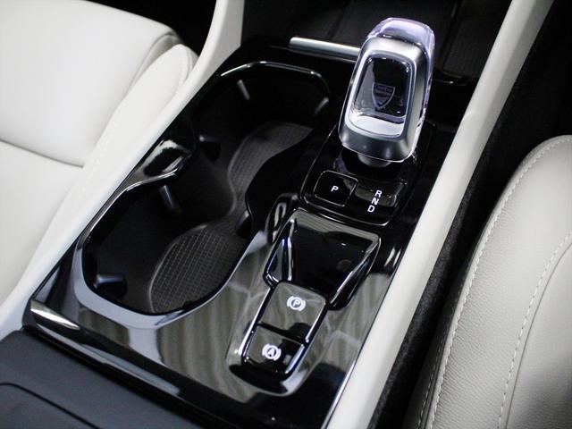 ＸＣ４０ ウルトラ　Ｂ４　ＡＷＤ　２０２５年モデル　当店試乗車　ＭＨＥＶ　パノラマルーフ　本革シート　ｈａｒｍａｎ／ｋａｒｄｏｎ　クリスタルシフトノブ　Ｇｏｏｇｌｅナビ　３６０°ビューカメラ　シートヒーター　ステアリングヒーター（12枚目）