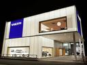 当社は甲州街道沿いに都内最大の展示場があり、常時50台以上の上質な中古車を展示しております
