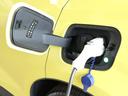左リアには通常充電と急速充電用の端子の両方が用意されています 通常充電には一般的な家庭用の200V交流充電ケーブルを使用し、リアではCHAdeMO規格に準拠した急速充電器が使用できます