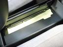 運転席と助手席の間にはトレー式の物置があり、観音開き型の蓋をすることができます USB TYPE-Cのコネクタが2つあるため、スマートフォンの充電スペースとして活用できます