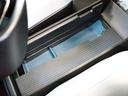 運転席と助手席の間にはトレー式の物置があり、観音開き型の蓋をすることができます USB TYPE-Cのコネクタが2つあるため、スマートフォンの充電スペースとして活用できます
