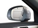 ドアミラーの鏡にはLEDが組み込まれており、車両両脇の後方から車両が接近した際には点滅して知らせることが可能です