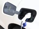 左リアには通常充電と急速充電用の端子の両方が用意されています 通常充電には一般的な家庭用の200V交流充電ケーブルを使用し、リアではCHAdeMO規格に準拠した急速充電器が使用できます