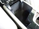 コンソールの肘掛けの下には収納があるだけでなく、ＵＳＢ端子が備えられています　スマートフォンが無接点充電に対応していない場合は、こちらで有線による充電ができます