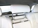 後席のセンターのヘッドレストは格納式になります　すべての席にヘッドレストを用意することは、安全性を第一に考えるボルボのこだわりです