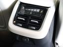 前席のセンターコンソールの後端にはエアコンの吹き出し口だけでなく、後席の空調のスイッチ、USB端子があります またセカンドシート用のシートヒーターのスイッチも搭載されています