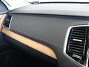 上級グレードのため、ダッシュボードはソフトな革調のテイラード仕様になります また木目のリニアウォールナット・ウッドも装備済みです