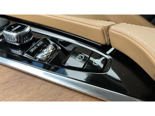 ＸＣ９０ Ｔ６　ＡＷＤ　インスクリプション　２０１６年モデル　Ｂ＆Ｗスピーカー　純正２０インチアルミホイール　レザー３列シート　前後シートヒーター　ウッドパネル　パワーシート　ＡｐｐｌｅＣａｒＰｌａｙ　ドラレコ　電動テールゲート（23枚目）