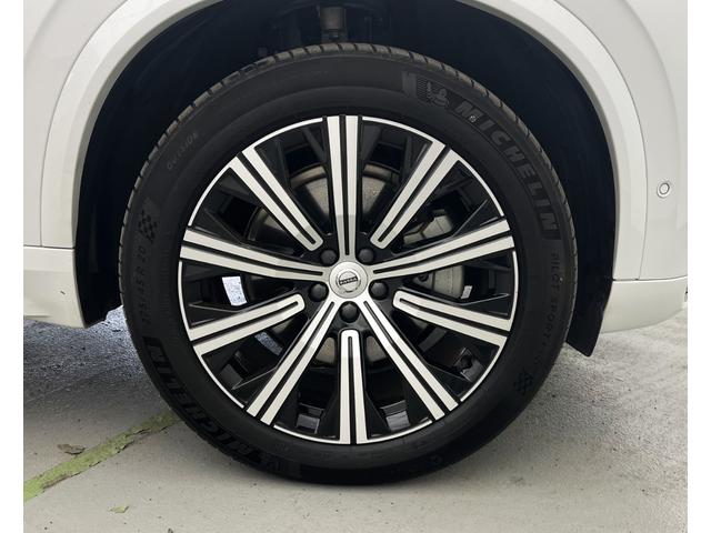 ＸＣ９０ アルティメット　Ｂ６　ＡＷＤ　２０２３年モデル　Ｇｏｏｇｌｅ　ＨＡＲＭＡＮ　ＫＡＲＤＯＮ　３列シート　オレフォスクリスタルシフトノブ　サンルーフ　前後シートヒーター　ワイヤレス充電　ウッドパネル　純正２０インチアルミホイール（9枚目）