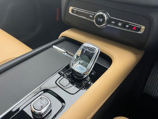 ＸＣ９０ アルティメット　Ｂ６　ＡＷＤ　２０２３年モデル　Ｇｏｏｇｌｅ　ＨＡＲＭＡＮ　ＫＡＲＤＯＮ　３列シート　オレフォスクリスタルシフトノブ　サンルーフ　前後シートヒーター　ワイヤレス充電　ウッドパネル　純正２０インチアルミホイール（18枚目）