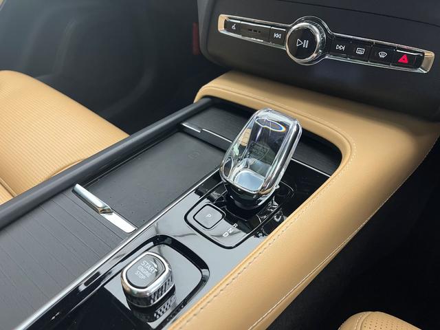 ＸＣ９０ アルティメット　Ｂ６　ＡＷＤ　２０２３年モデル　Ｇｏｏｇｌｅ　ＨＡＲＭＡＮ　ＫＡＲＤＯＮ　３列シート　オレフォスクリスタルシフトノブ　サンルーフ　前後シートヒーター　ワイヤレス充電　ウッドパネル　純正２０インチアルミホイール（19枚目）