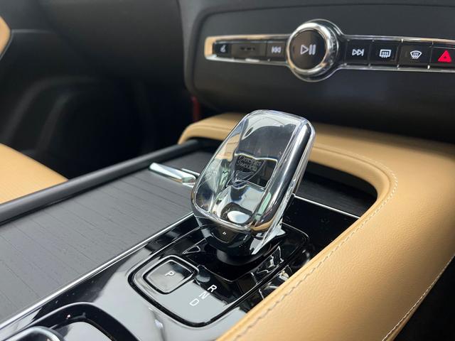 ＸＣ９０ アルティメット　Ｂ６　ＡＷＤ　２０２３年モデル　Ｇｏｏｇｌｅ　ＨＡＲＭＡＮ　ＫＡＲＤＯＮ　３列シート　オレフォスクリスタルシフトノブ　サンルーフ　前後シートヒーター　ワイヤレス充電　ウッドパネル　純正２０インチアルミホイール（20枚目）