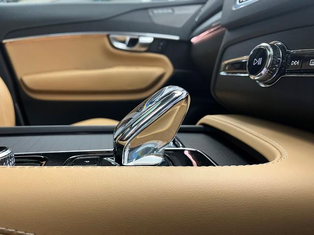 ＸＣ９０ アルティメット　Ｂ６　ＡＷＤ　２０２３年モデル　Ｇｏｏｇｌｅ　ＨＡＲＭＡＮ　ＫＡＲＤＯＮ　３列シート　オレフォスクリスタルシフトノブ　サンルーフ　前後シートヒーター　ワイヤレス充電　ウッドパネル　純正２０インチアルミホイール（21枚目）