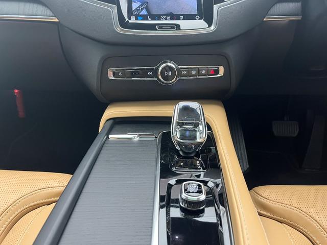 ＸＣ９０ アルティメット　Ｂ６　ＡＷＤ　２０２３年モデル　Ｇｏｏｇｌｅ　ＨＡＲＭＡＮ　ＫＡＲＤＯＮ　３列シート　オレフォスクリスタルシフトノブ　サンルーフ　前後シートヒーター　ワイヤレス充電　ウッドパネル　純正２０インチアルミホイール（23枚目）