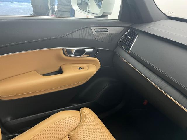 ＸＣ９０ アルティメット　Ｂ６　ＡＷＤ　２０２３年モデル　Ｇｏｏｇｌｅ　ＨＡＲＭＡＮ　ＫＡＲＤＯＮ　３列シート　オレフォスクリスタルシフトノブ　サンルーフ　前後シートヒーター　ワイヤレス充電　ウッドパネル　純正２０インチアルミホイール（24枚目）