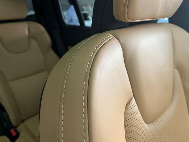 ＸＣ９０ アルティメット　Ｂ６　ＡＷＤ　２０２３年モデル　Ｇｏｏｇｌｅ　ＨＡＲＭＡＮ　ＫＡＲＤＯＮ　３列シート　オレフォスクリスタルシフトノブ　サンルーフ　前後シートヒーター　ワイヤレス充電　ウッドパネル　純正２０インチアルミホイール（26枚目）