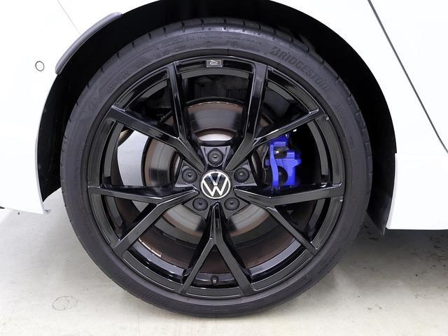 ゴルフＲ ２０イヤーズ　認定中古車　Ｖｏｌｋｓｗａｇｅｎメーカー社用車　限定車Ｇｏｌｆ　Ｒ　２０ｙｅａｒｓ　ピュアホワイト　ワンオーナー　禁煙車　ＤＣＣ　レザーシートパッケージ　純正ナビ　ＥＴＣ　ＬＥＤヘッドライト（7枚目）