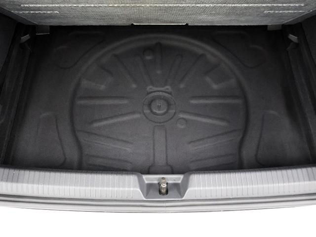 ゴルフＲ ２０イヤーズ　認定中古車　Ｖｏｌｋｓｗａｇｅｎメーカー社用車　限定車Ｇｏｌｆ　Ｒ　２０ｙｅａｒｓ　ピュアホワイト　ワンオーナー　禁煙車　ＤＣＣ　レザーシートパッケージ　純正ナビ　ＥＴＣ　ＬＥＤヘッドライト（12枚目）