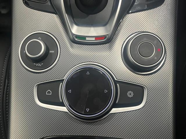 ステルヴィオ ２．２ターボ　ディーゼルＱ４ヴェローチェ　ＭＹ２０２３　１２．３インチデジタルクラスターメーター　８．８インチタッチパネルディスプレイ　Ｐｌｕｇ＆Ｐｌａｙ（ＡｐｐｌｅＣａｒＰｌａｙ＆ＡｎｄｒｏｉｄＡｕｔｏ）　２１インチアルミ　パドルシフト（29枚目）