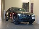 FRベースで造られる数少ないSUV。ワイドキャビン・ミッドバランスとスポーツドライブの最適解を有するSTELVIO。電子制御フルタイム4WDにより悪路もワインディングロードも軽快に駆け抜けます。