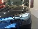 連装LEDユニットが奏でるデイタイムランニングライトのライン。昼夜を問わず常に点灯し、対向車や歩行者、サイクリストからの被視認性を高め、事故発生のリスクを低減します。