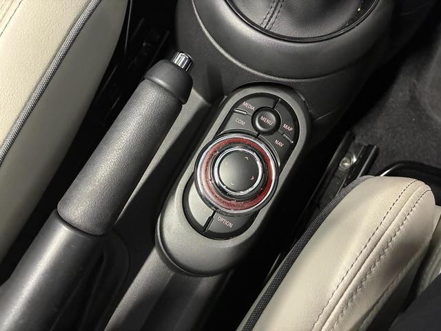 ＭＩＮＩ クーパー　コンバーチブル　ＤＣＴ　ホワイト革　純正ナビ　シートヒーター　バックカメラ（29枚目）