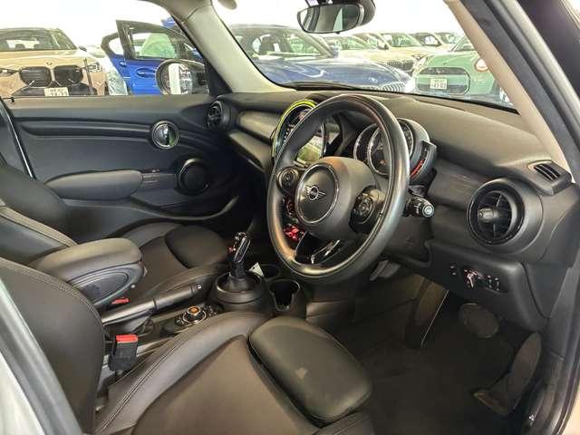 ＭＩＮＩ クーパーＤ　５ドア　ＤＣＴ　純正ナビ　衝突軽減ブレーキ（13枚目）