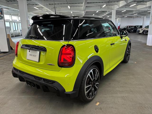 ＭＩＮＩ ジョンクーパーワークス　３ドア　ＡｐｐｌｅＣａｒＰｌａｙ　アクティブクルーズ　ヘッドアップディスプレイ　シートヒーター　パーキングアシスト　ドライビングモード（8枚目）