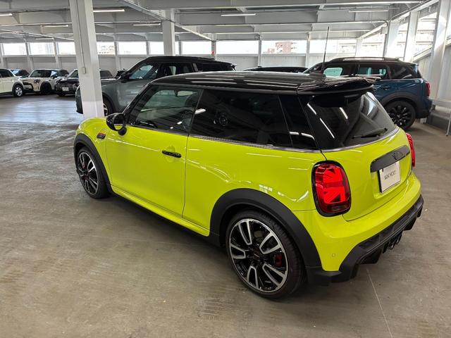 ＭＩＮＩ ジョンクーパーワークス　３ドア　ＡｐｐｌｅＣａｒＰｌａｙ　アクティブクルーズ　ヘッドアップディスプレイ　シートヒーター　パーキングアシスト　ドライビングモード（10枚目）