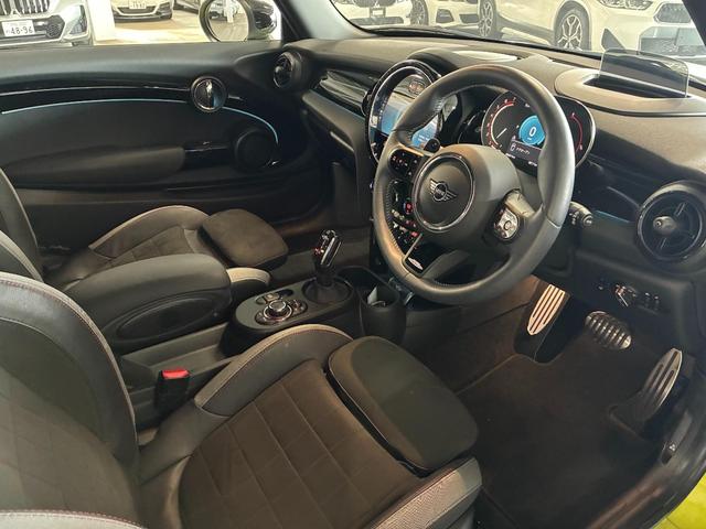 ＭＩＮＩ ジョンクーパーワークス　３ドア　ＡｐｐｌｅＣａｒＰｌａｙ　アクティブクルーズ　ヘッドアップディスプレイ　シートヒーター　パーキングアシスト　ドライビングモード（13枚目）
