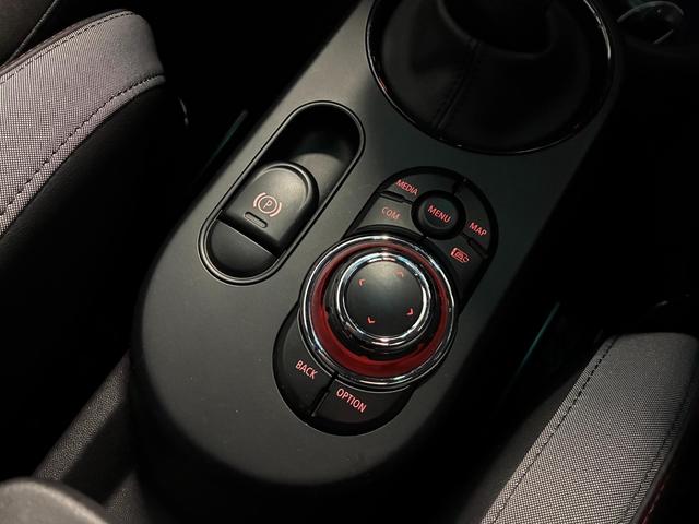 ＭＩＮＩ ジョンクーパーワークス　３ドア　ＡｐｐｌｅＣａｒＰｌａｙ　アクティブクルーズ　ヘッドアップディスプレイ　シートヒーター　パーキングアシスト　ドライビングモード（23枚目）