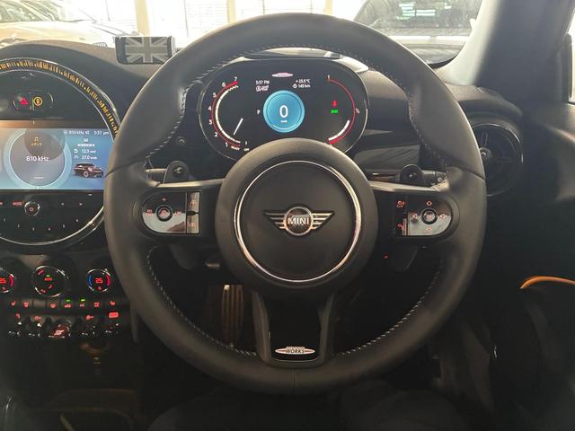 ＭＩＮＩ ジョンクーパーワークス　３ドア　ＡｐｐｌｅＣａｒＰｌａｙ　アクティブクルーズ　ヘッドアップディスプレイ　シートヒーター　パーキングアシスト　ドライビングモード（13枚目）
