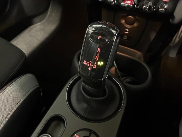 ＭＩＮＩ ジョンクーパーワークス　３ドア　ＡｐｐｌｅＣａｒＰｌａｙ　アクティブクルーズ　ヘッドアップディスプレイ　シートヒーター　パーキングアシスト　ドライビングモード（19枚目）