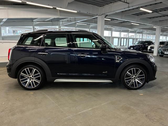 MINI クーパーSD クロスオーバー オール4 4WD Yoursパッケージ 本革シート 電動シート アクティブクルーズ パドルシフト 専用19インチホイール(8枚目)