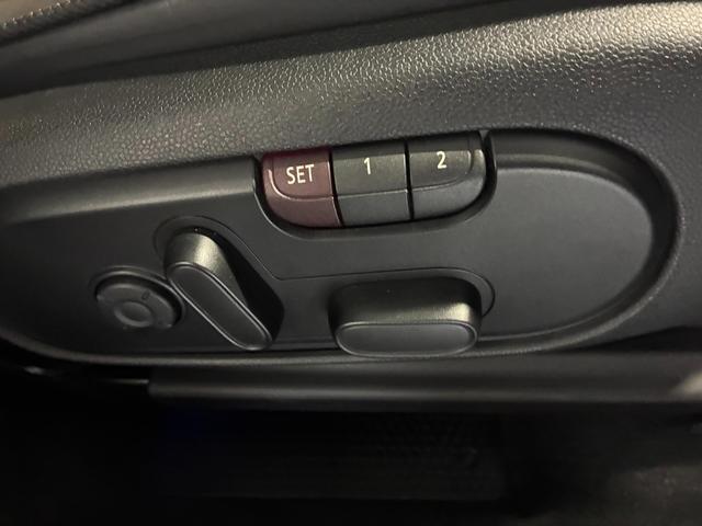 MINI クーパーSD クロスオーバー オール4 4WD Yoursパッケージ 本革シート 電動シート アクティブクルーズ パドルシフト 専用19インチホイール(17枚目)