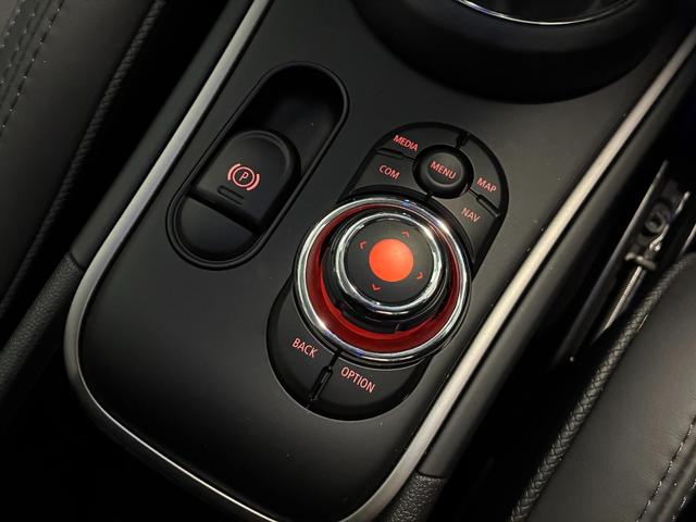 MINI クーパーSD クロスオーバー オール4 4WD Yoursパッケージ 本革シート 電動シート アクティブクルーズ パドルシフト 専用19インチホイール(28枚目)