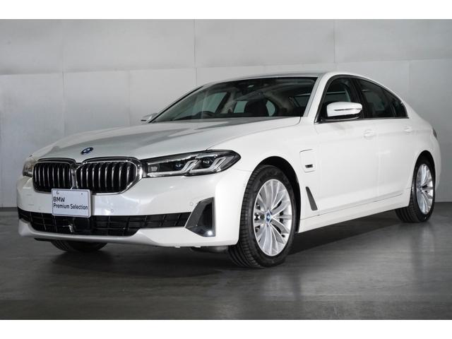 Bmw ５シリーズ ５３０ｅ ラグジュアリー 認定中古車 デモカー ２０２２年モデル プラグイン ハイブリッド車 ブラックレザー 625 0万円 令和4年 22年 東京都 中古車 価格 Com