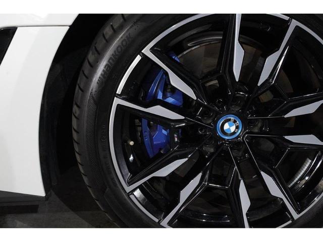 ｉ４ Ｍ５０　ＢＭＷ認定中古車　２０２３年モデル　電気自動車　税制優遇車両　東京都／初度登録より５年間自動車税免税　ブラックレザーシード　前後バンパーセンサー　バックアイカメラ　プライバシーガラス　スマートキー（6枚目）